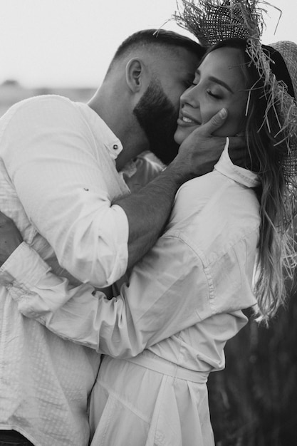 Photo couple kissing together in the field