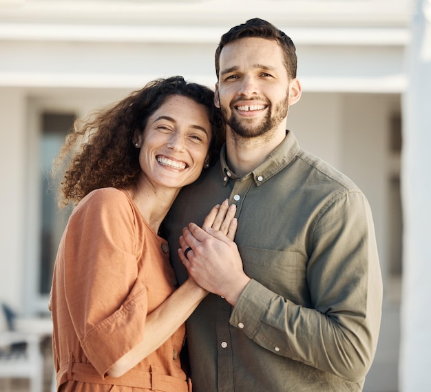 Couple knuffel en geluk buiten in portret liefde en zorg met binding steun en vertrouwen in een huwelijk Levenspartner lachen samen en houden handen mensen thuis met respect en romantiek