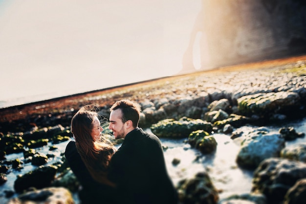 Photo couple looking at each other on a beach