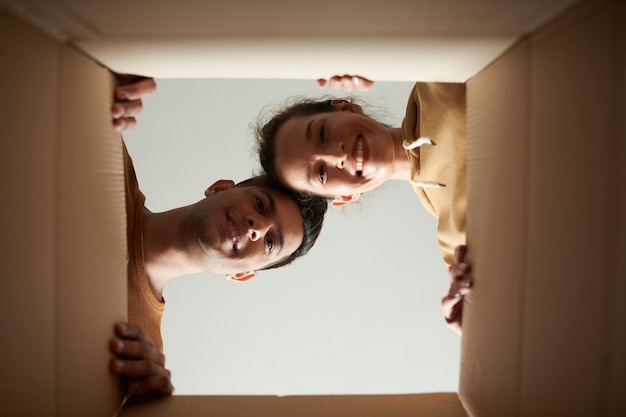 Photo couple looking inside the box