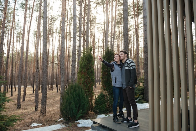 Photo couple looking up in forest