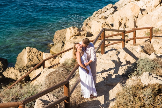 Foto concetto romanzesco di unità della spiaggia di amore delle coppie