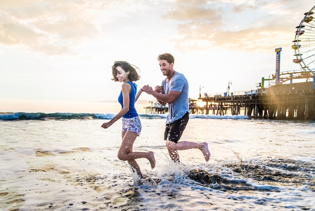 Coppia in amore in spiaggia