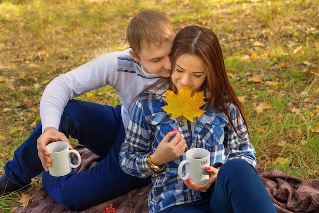 Foto coppia innamorata che beve il tè nel parco