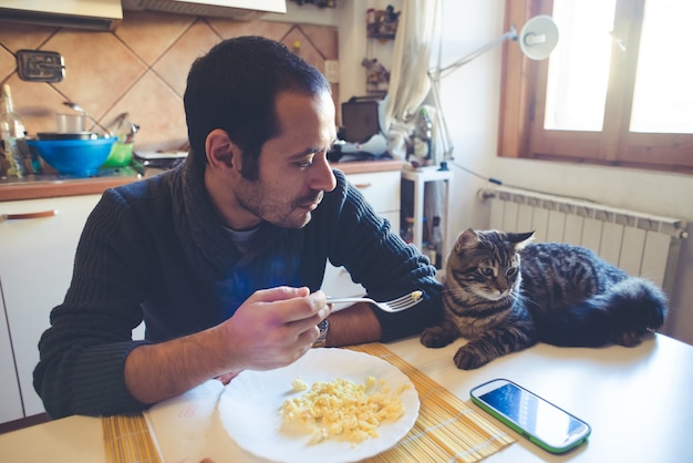 Foto coppia innamorata che mangia a pranzo