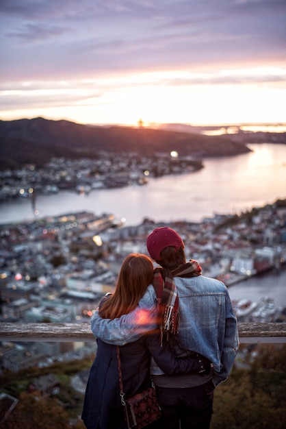 Foto coppia d'amore si sta godendo il viaggio a bergen, in norvegia