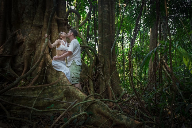 ジャングルの中で恋をしているカップル