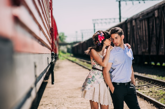 влюбленная пара, железнодорожная станция