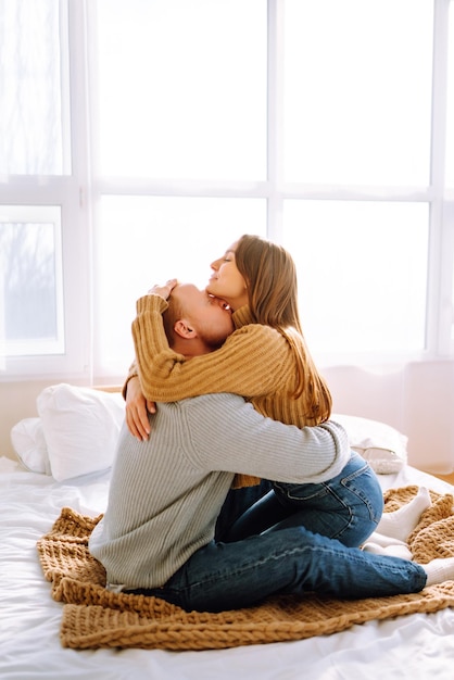 Foto coppia innamorata che si rilassa a casa sul letto mentre si abbracciano concetto di vacanza di san valentino