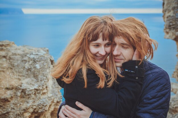 Photo couple in love relaxing mountain coast