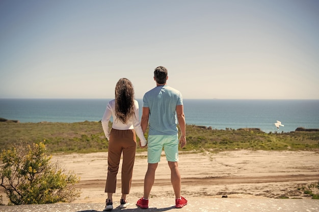 ボラボラ島の若い家族旅行休暇で夏のビーチで恋をしているカップル
