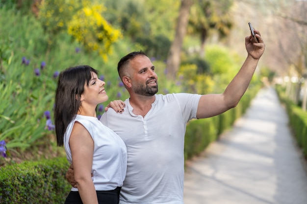 Foto coppia innamorata che si fa un selfie con uno smartphone. fotografia orizzontale