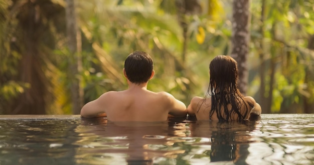 열대 휴가 기간 에 야외 에 있는 무한 수영장 에서 사랑 에 빠진 부부