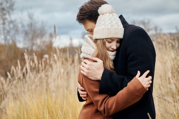 Photo couple in love walking in park