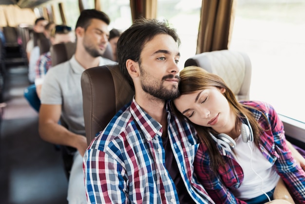 Coppia di amanti ha riposo nel moderno bus di viaggio.