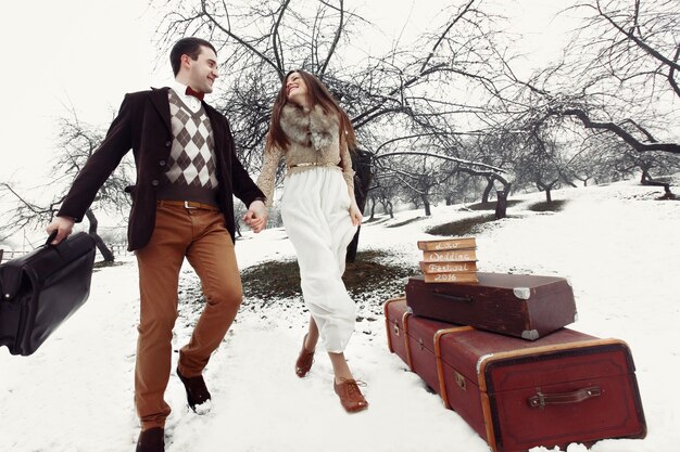 «Пара влюбленных возле своего багажа»