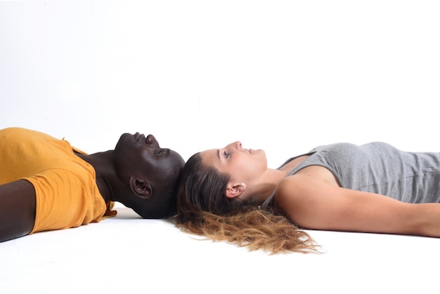 Photo a couple lying on the floor with white background