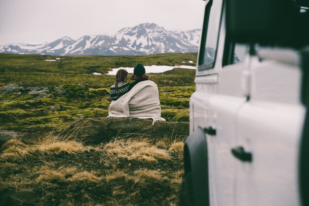 Coppia una vacanza da sogno, esplorando l'islanda con la sua jeep 4x4