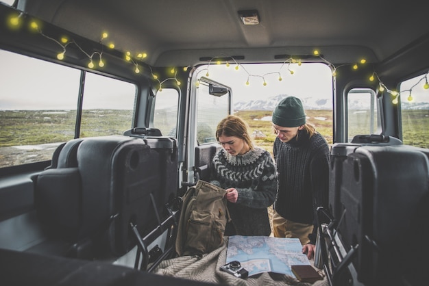 Coppia una vacanza da sogno, esplorando l'islanda con la sua jeep 4x4