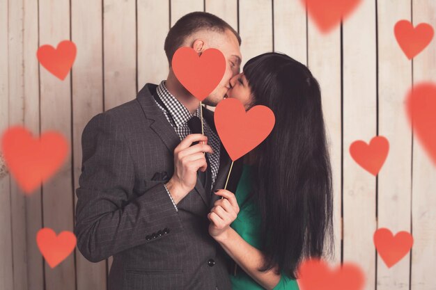 Foto coppia di uomo e donna a forma di cuore rosso. l'amore a san valentino.