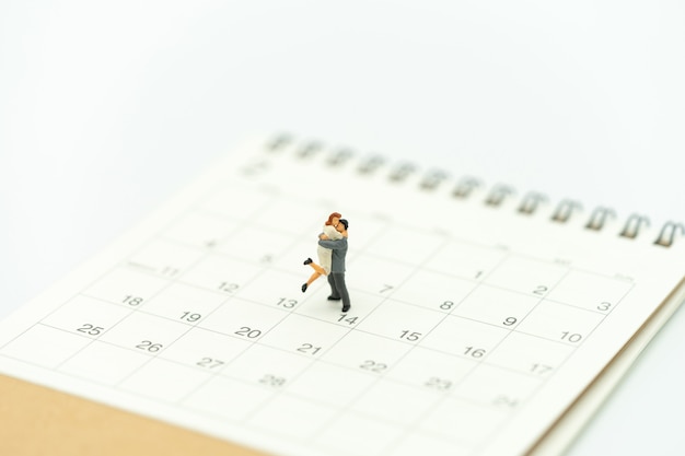 Coppia in miniatura 2 persone in piedi sul calendario