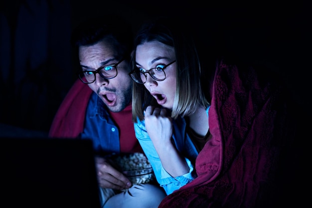 Foto coppia notte di film horror laptop popcorn amore guardare intrattenimento