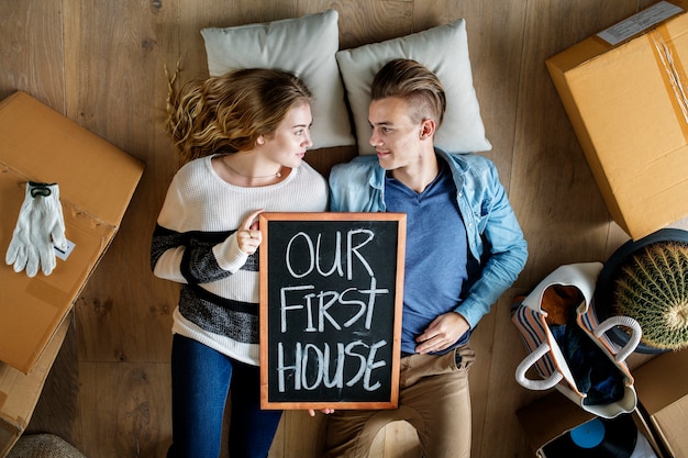 Photo couple moving into new house