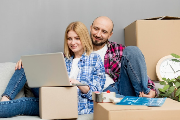 Photo couple moving to a new house