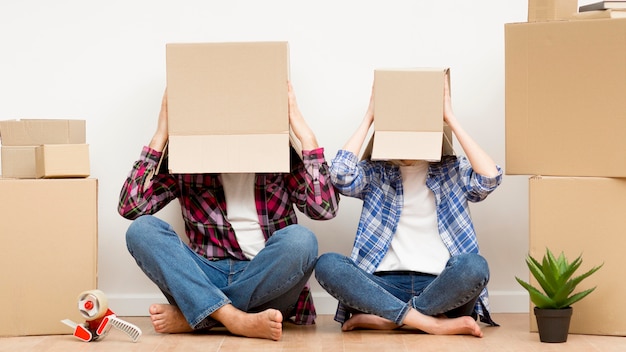 Photo couple moving to a new house