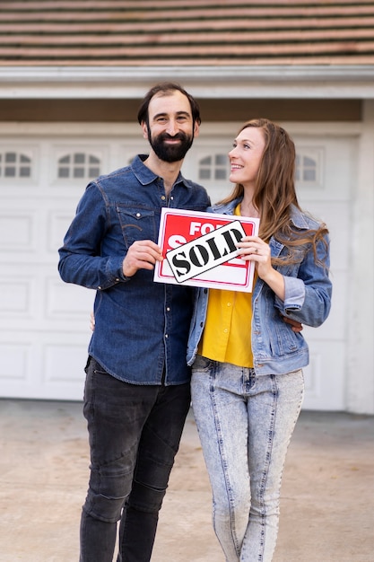 Photo couple moving in new house