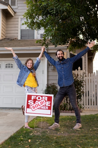 Photo couple moving in new house