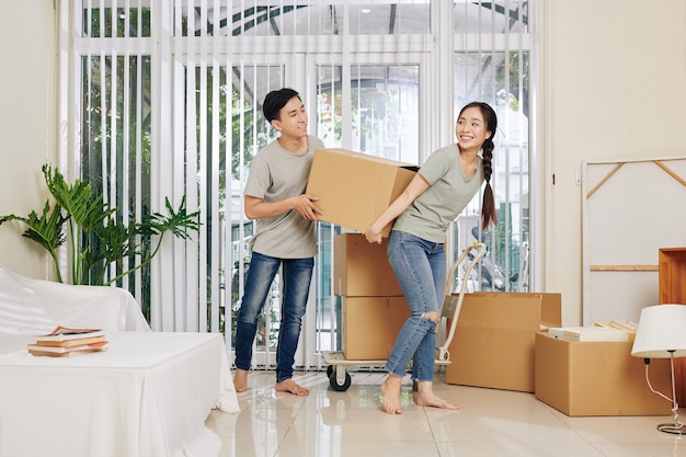 Photo couple moving in new house