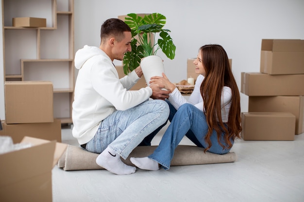 Photo couple moving in their new house