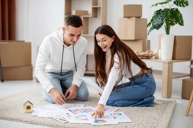 Photo couple moving in their new house