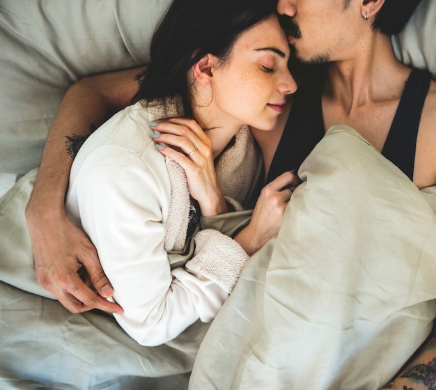 Photo couple napping on the bed