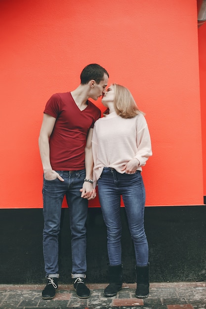 Photo couple near wall