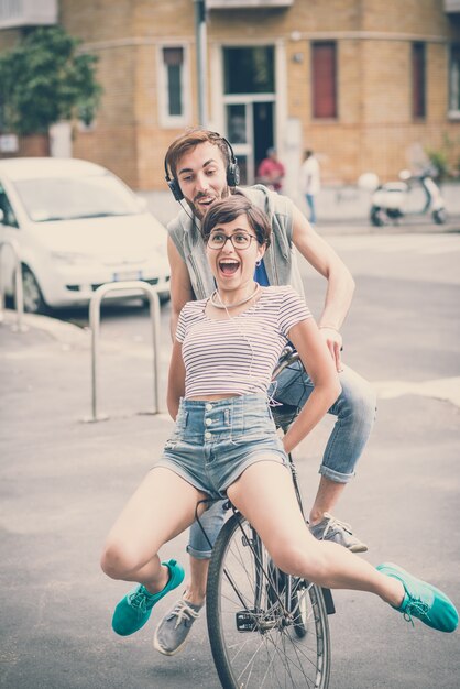 写真 カップルの若い男と女の乗馬バイク