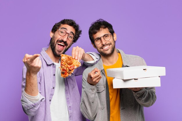 Фото Пара латиноамериканских друзей счастливое выражение и держит пиццу на вынос