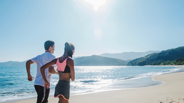 写真 夏のランナーのカップル