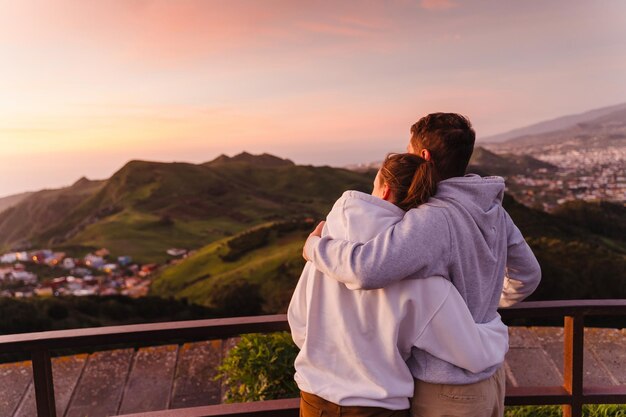 写真 自然の中で休暇を楽しんでいる旅行者のカップル美しい沿岸風景を見ているハイカー