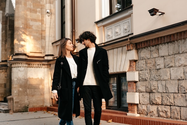 旧市街のカップル屋外散歩で幸せな愛情のあるカップル若い幸せなカップルのロマンチックな散歩