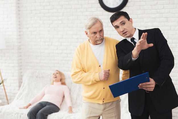 A couple of old people consult a lawyer.