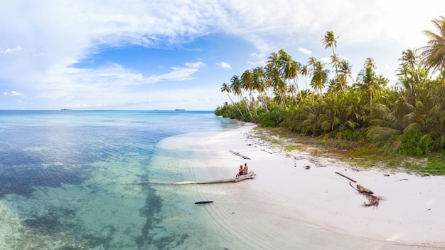 タイラナバニャック諸島スマトラ熱帯群島インドネシアで熱帯のビーチでカップルします。