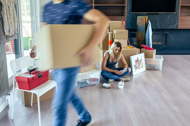 Photo couple opening boxes at home