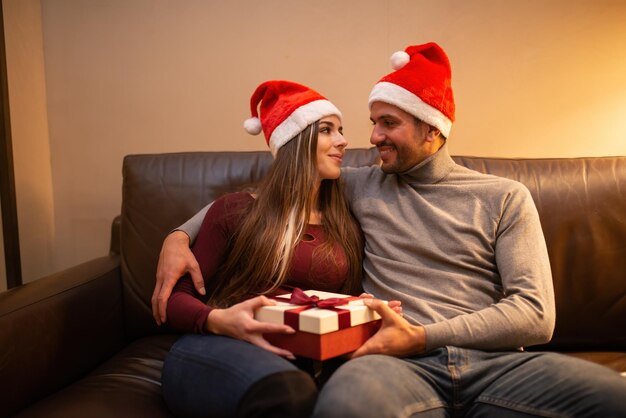 クリスマスプレゼントを開くカップル