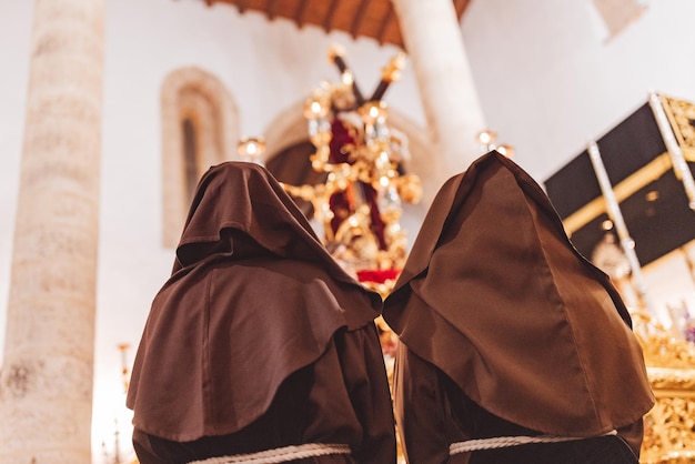 Photo couple of penitent contemplating a throne