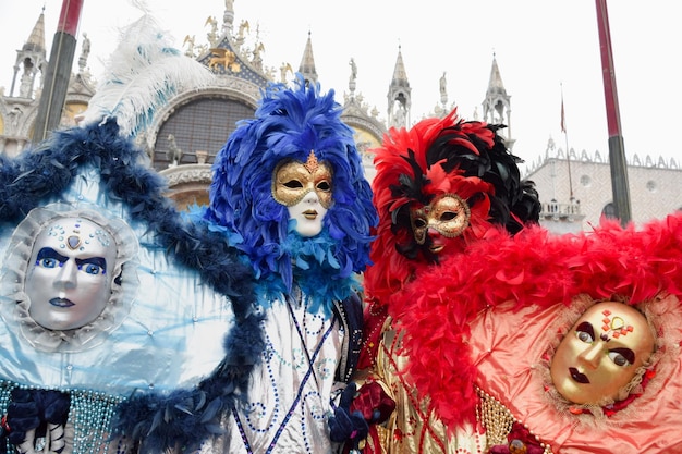ヴェネツィアのカーニバルのためにドレスアップしたカップル
