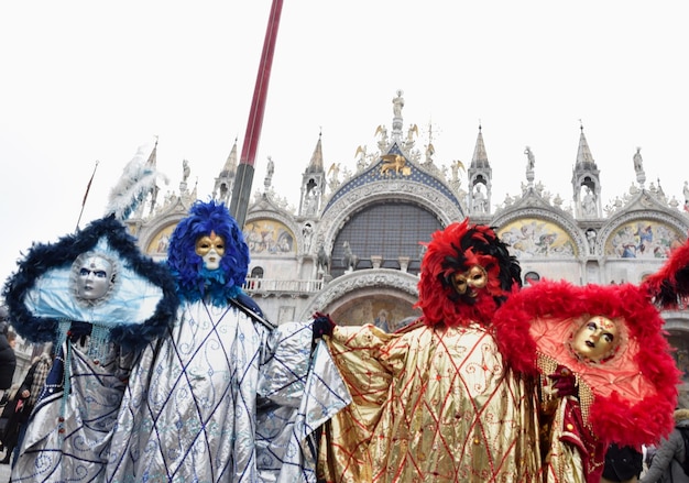 Пара людей, одетых для Венецианского карнавала