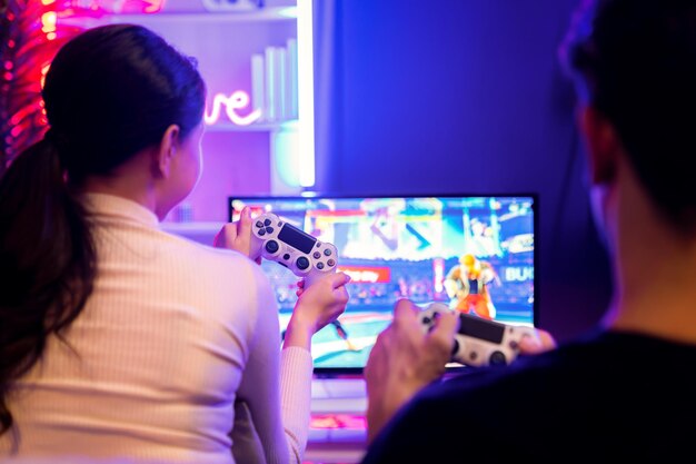 Фото Видеоигра для пары игроков с использованием джойстиков на задней стороне постулата