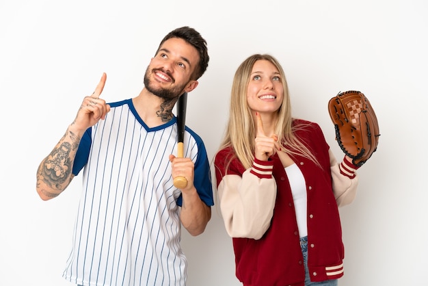 Foto coppia che gioca a baseball su sfondo bianco isolato che punta con il dito indice una grande idea